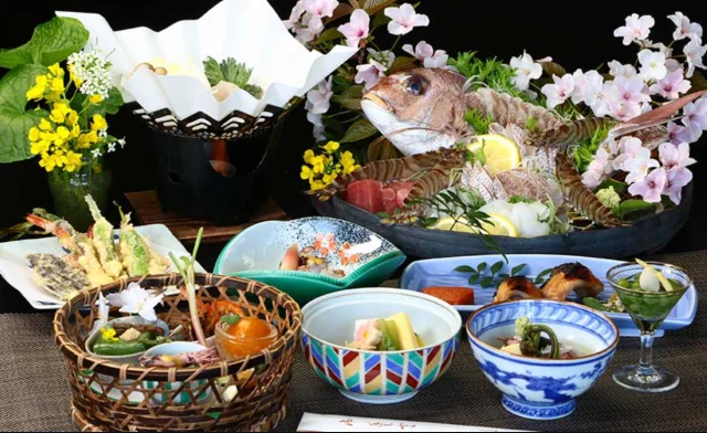 新鮮な海の幸を使った贅沢な会席料理全10品