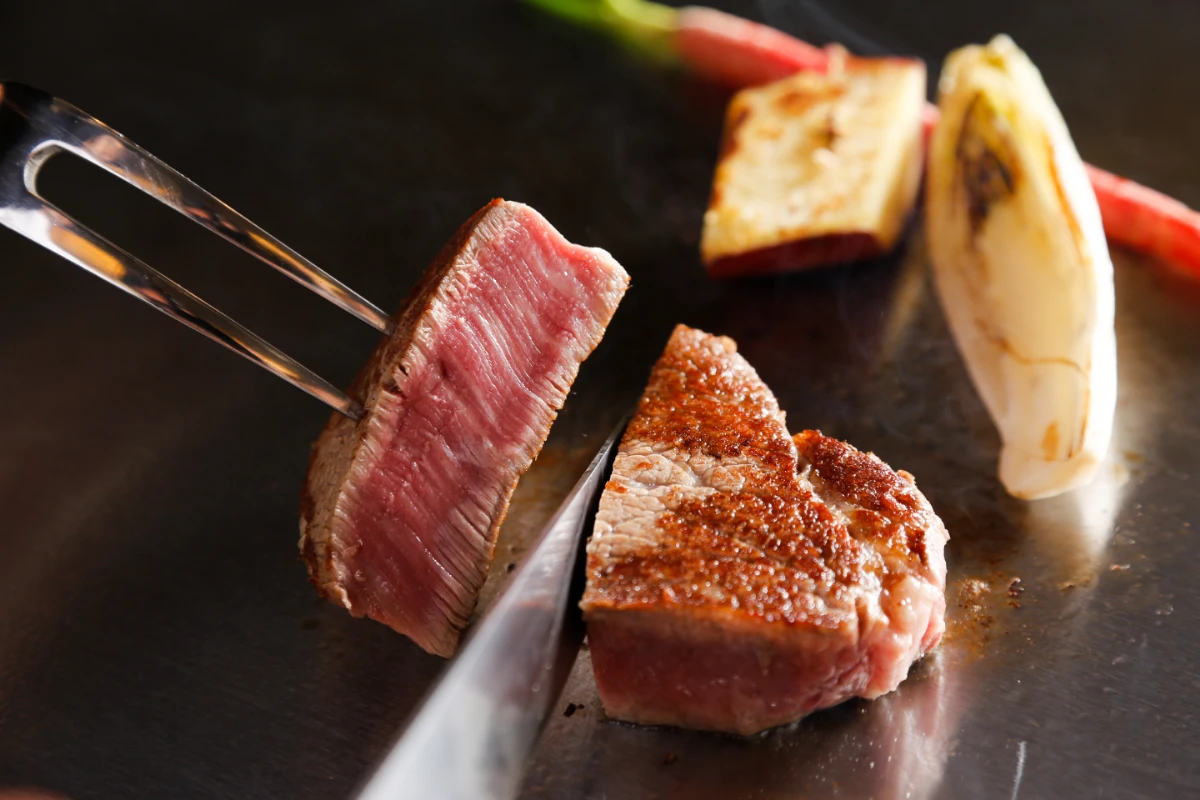 接待・会食を彩る華やかな特別コースに舌鼓 | 【平日限定★半個室確約★接待・会食プラン】黒毛和牛の鉄板焼きなど全8品コース+乾杯ドリンク★東本願寺近くのデザインホテルで有意義なビジネス会食を★