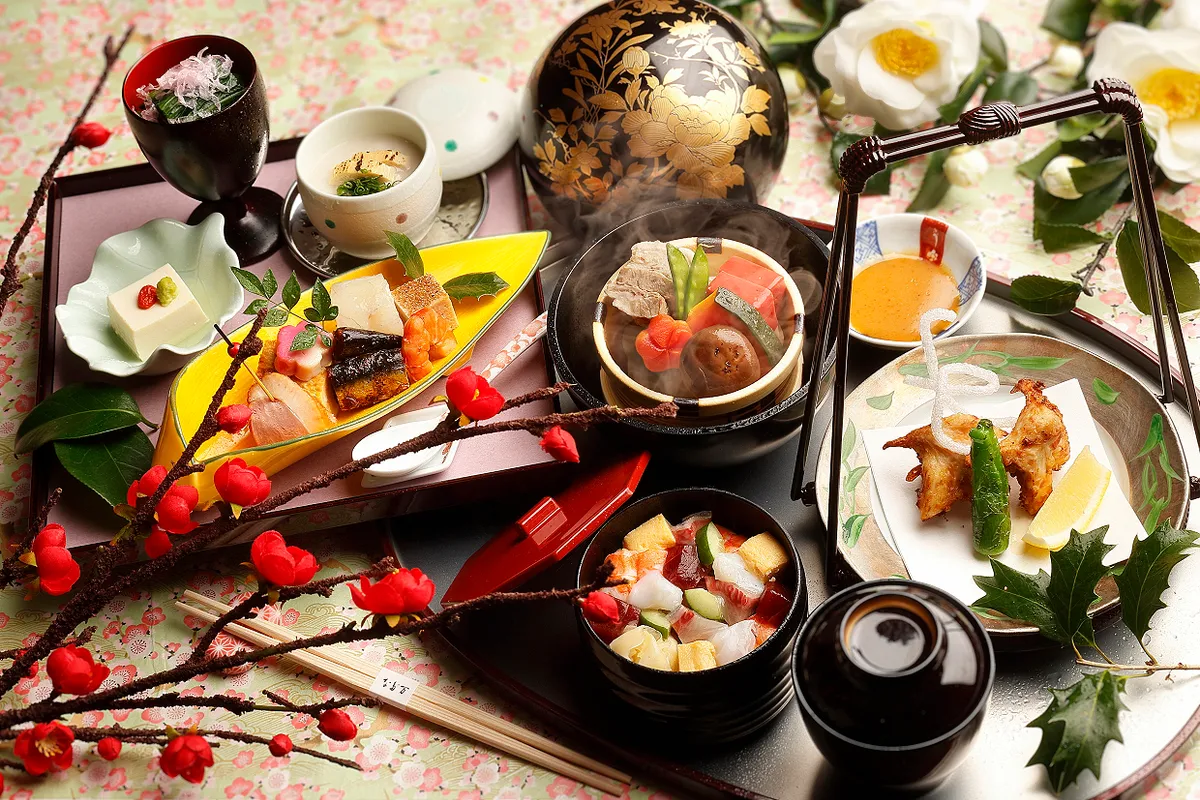 至高の鉄板焼に舌鼓★こだわりの特選食材を五感で楽しむ贅沢な食体験 | 【横浜ベイエリアを一望★アニバーサリーランチ】季節の恵みを堪能★老舗料亭伝統の味〜“季節の彩御膳”+乾杯ドリンク+オリジナルギフト〜みなとみらい駅徒歩5分 / ヨコハマ グランド インターコンチネンタル ホテル