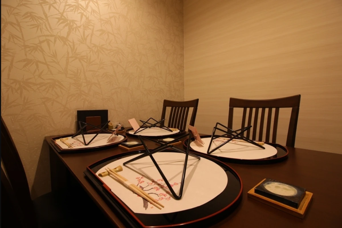 アニバーサリーのお祝いにふさわしい上質空間 | アニバーサリーランチ ~望~ 厳選素材絶品握りやおつまみを含む全15品 +メッセージ付デザート★新栄町で楽しむ江戸前寿司★