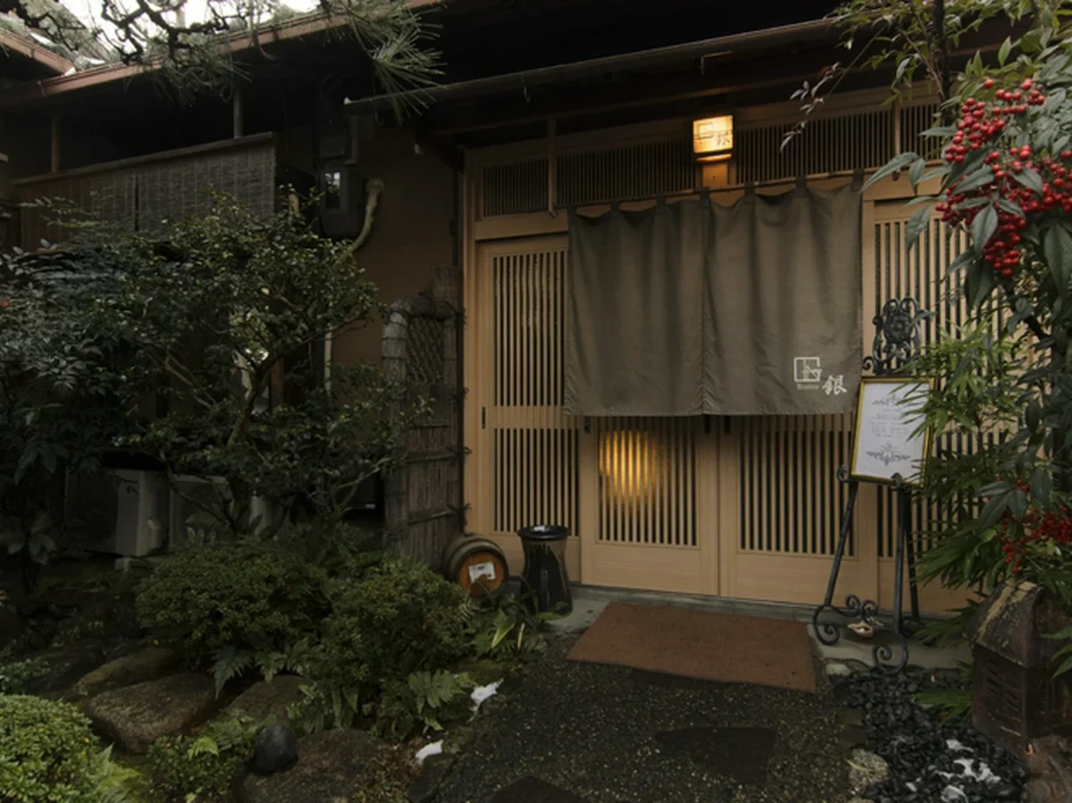 大人なアニバーサリーに最適！古民家の趣きと四季折々の風情を感じる「Bistro 銀」 | 【アニバーサリーディナー】四季折々のWメインフルコース「～Menu Degustation～」メッセージ付きケーキ＋乾杯ドリンク付き★古民家で過ごすロマンティックな夜