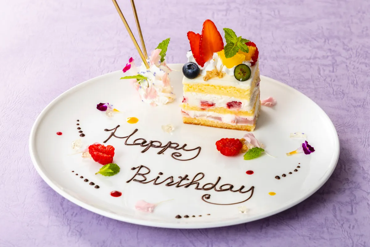 とっておきの演出でサプライズ★ケーキには大切な方へのメッセージを添えて | 【アニバーサリーディナープラン】大人のための贅沢な非日常体験★佐賀牛・鮑・フォアグラを含む鉄板焼コース＋乾杯用スパークリングワイン＋メッセージを添えたデコレーションケーキ〜美しい庭園を望む上質空間★新宿ワシントンホテル