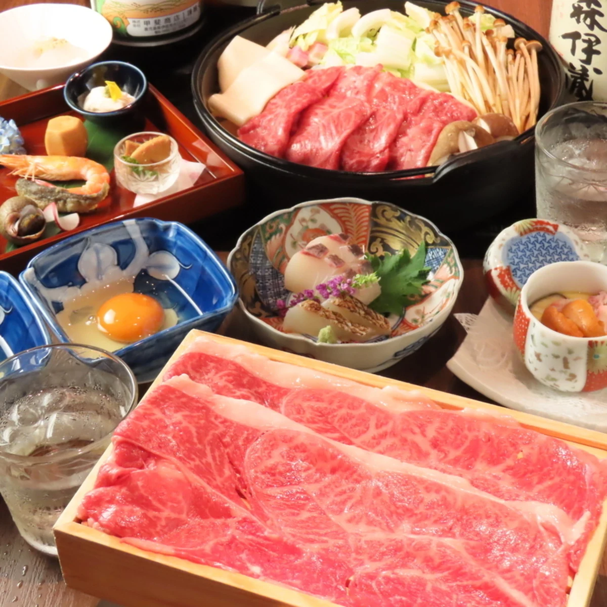 鹿児島黒牛のすき焼きで贈る贅沢なひととき | 【最大16名◆大人数のお祝いディナープラン】鹿児島黒牛すき焼きメイン全6品のコース2種★120分飲み放題追加可★丸の内の上質空間で贈る心に残るひととき