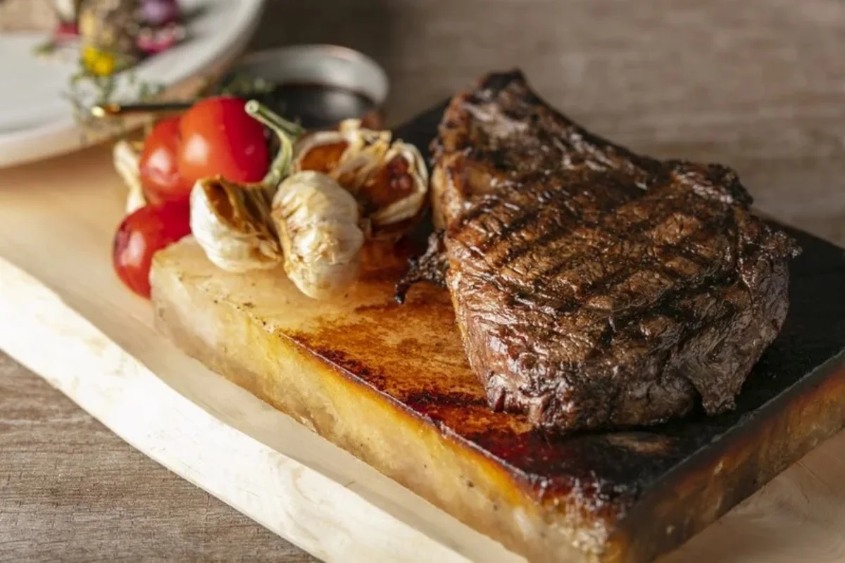 薪火の薫香纏う絶品グリル料理★こだわりの特選食材を五感で楽しむ至福の食体験 | 【Anny限定★5つ星ホテル×プロポーズディナー】五感を満たす至高の食体験〜総料理長厳選食材を堪能★選べる2種のグリル料理コース+乾杯ドリンク+メッセージを添えたアニバーサリープレート★西新宿駅徒歩2分・ヒルトン東京