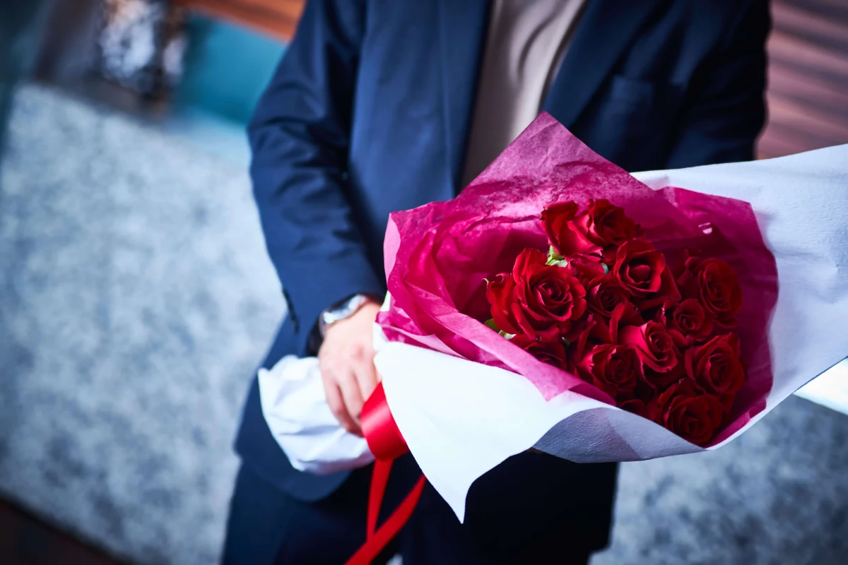 12本の真紅のバラの花束でプロポーズにサプライズを添えて | 【最上階で夜景を堪能★VIP席確約】12本のバラと煌めく渋谷の夜景でロマンティックなプロポーズを★豪華フレンチコース★メッセージプレート付き