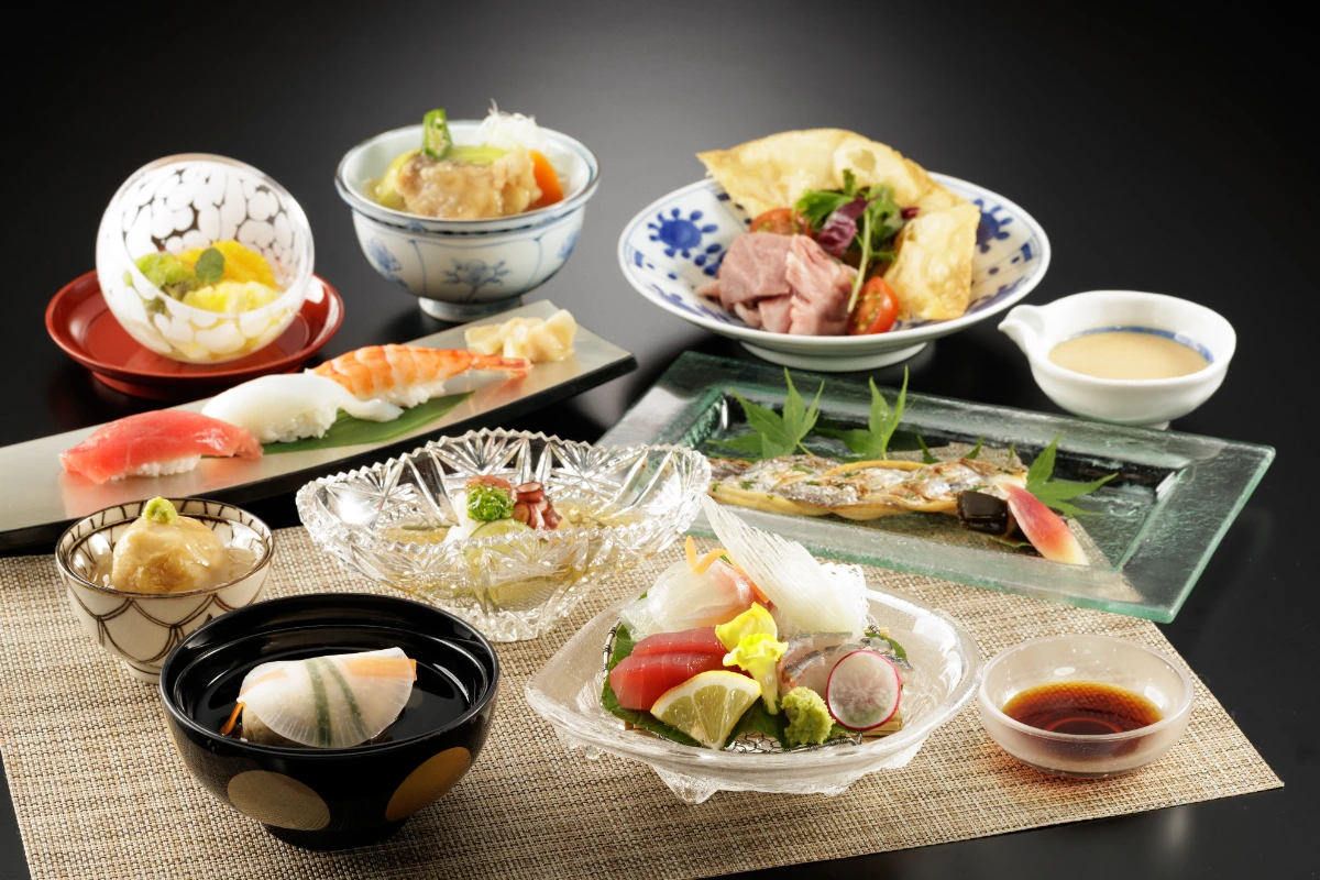 四季のうつろいを映す、選べる珠玉の会席 | 【20名様まで×個室確約×顔合わせ・結納プラン】四季折々の恵みを五感で堪能×選べる会席コース＋乾杯ドリンク★和の趣溢れるホテルヒューイット甲子園で紡ぐご両家の絆