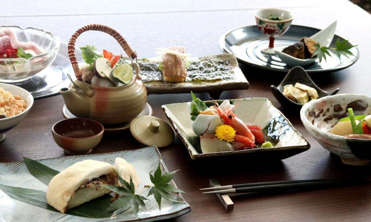 季節の味覚を堪能する美食体験 | 最大10名様【絶景×個室確約 顔合わせプラン】全9品和会席+メッセージ付きプレート★名古屋の絶景と板長自慢の和会席で大切なご家族の誕生をお祝い★
