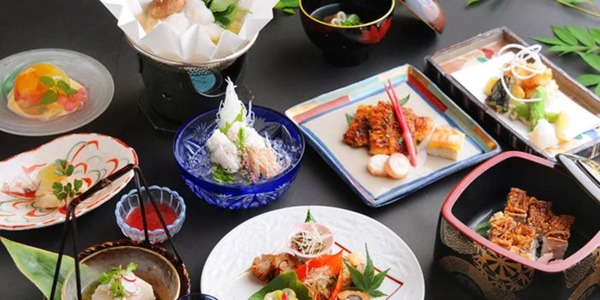 見た目も美しい豪華な会席料理を満喫 | 【個室確約 接待・会食プラン】四季の味覚を満喫する和やかな接待・会食を★月替わり本格会席コース~梅~全13品★プライベート感重視の完全個室★北新地駅徒歩1分