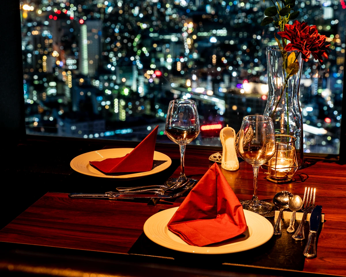 窓際の特等席から眺める新宿の夜景と共にお祝いを | 【Anny限定 窓際席確約アニバーサリープラン】《ミルト》A5仙台牛ロースのグリルを含む全9品ディナー＋乾杯ドリンク＋メッセージ付きアニバーサリーケーキ★地上200mから新宿の夜景を一望★