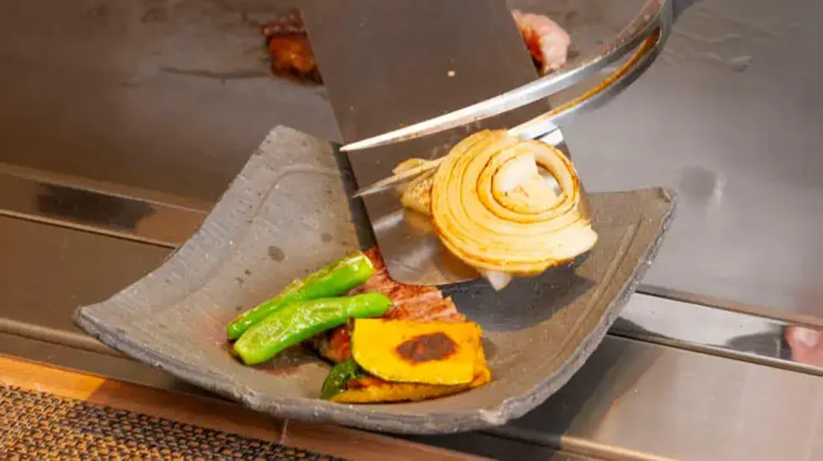 【贅沢なアニバーサリーランチ】神戸牛ロースステーキ&海の幸鉄板焼き全8品★オリジナルメッセージ入りホールケーキ付き★三宮好立地で記念日をお祝いの写真 5