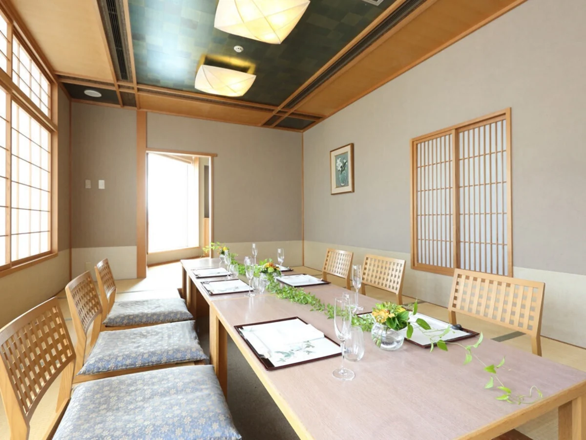 【平日限定★5〜12名様 / 個室確約★ご長寿米寿お祝いプラン】四季折々の美食を堪能★お刺身姿盛り& デコレーション海鮮ちらし寿司+豪華会席全7品+メッセージを添えたデザートプレート+ちゃんちゃんこ貸出無料〜上質な和モダン個室で人生の節目を米寿お祝い★ホテルモントレエーデルホフ札幌 / 地下鉄南北線・東豊線さっぽろ駅徒歩2分の写真 2