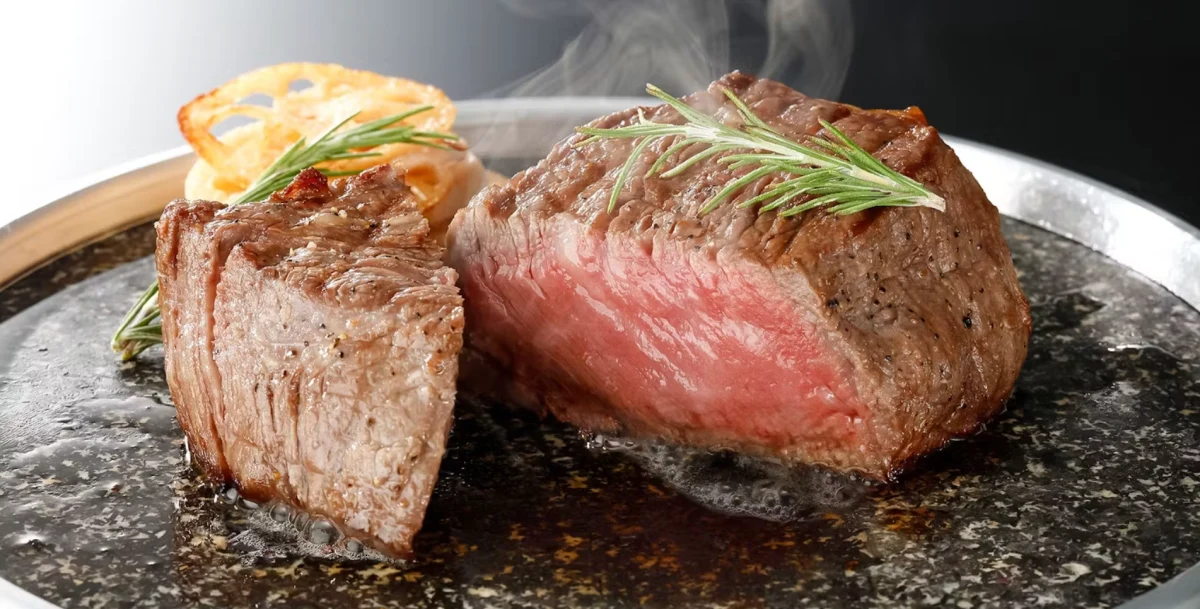 薪焼きで仕上げる極上の国産フィレステーキ | 【ジャズと美食×接待・会食プラン】極上の薪焼き国産フィレステーキ150gディナーコース★小倉駅から徒歩1分の上質空間で大人の贅沢なひとときを