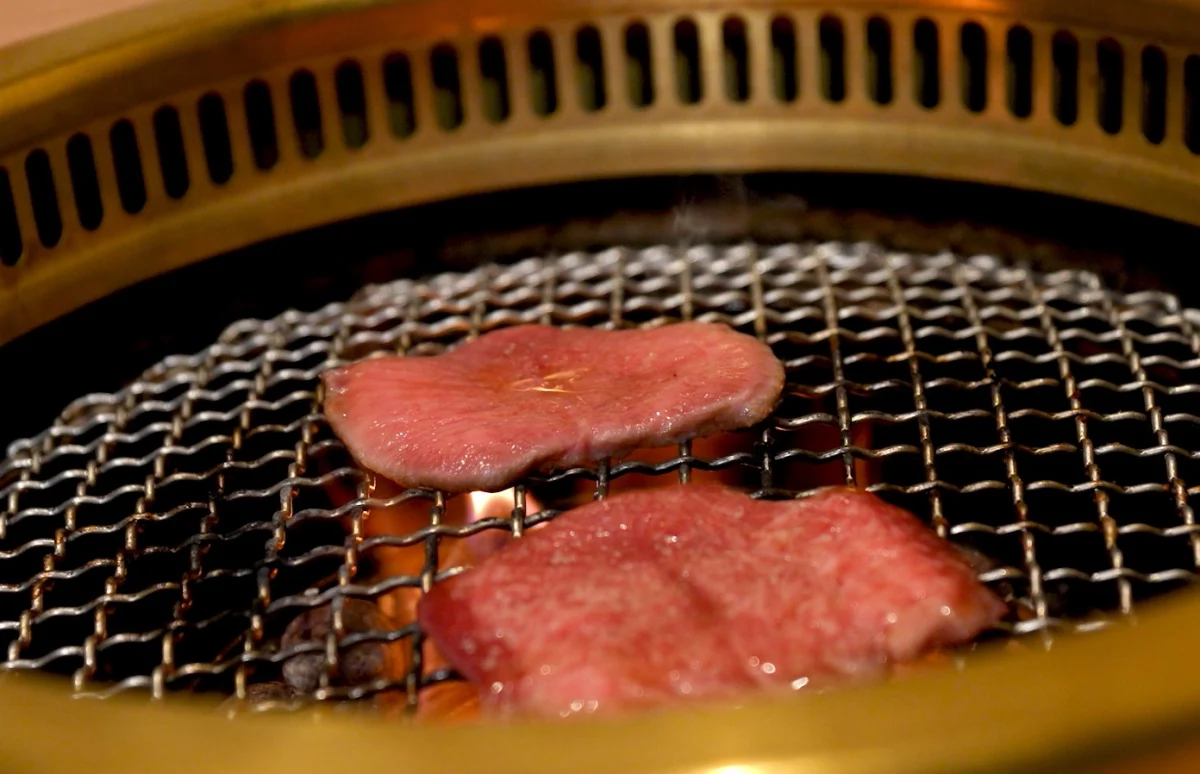 【個室確約】★ディナー・富士門コース★A5黒毛和牛焼肉や極上トリュフメンチカツバーガーを含む全8品+BGM&花火付きメッセージプレート+メッセージカード★乾杯スパークリングワイン付きコース選択可★アニバーサリーや長寿祝いなどにお勧め!恵比寿の静かな個室焼肉店で特別なひとときをの写真 5
