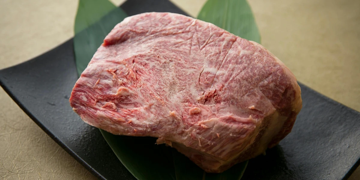 明治創業の精肉店厳選★至極の黒毛和牛 | 【半個室確約 記念日/顔合わせ向け特別プラン】贅沢を味わう★最高級特撰黒毛和牛A5ロース220gすきやきコース全5品で記念日を華やかに