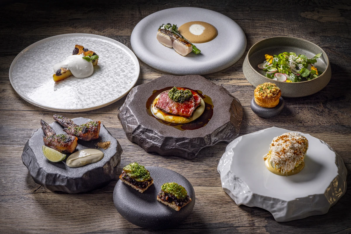 【Anny限定★5つ星ホテル×プロポーズディナー】五感を満たす至高の食体験〜総料理長厳選食材を堪能★選べる2種のグリル料理コース+乾杯ドリンク+メッセージを添えたアニバーサリープレート★西新宿駅徒歩2分・ヒルトン東京の写真 3