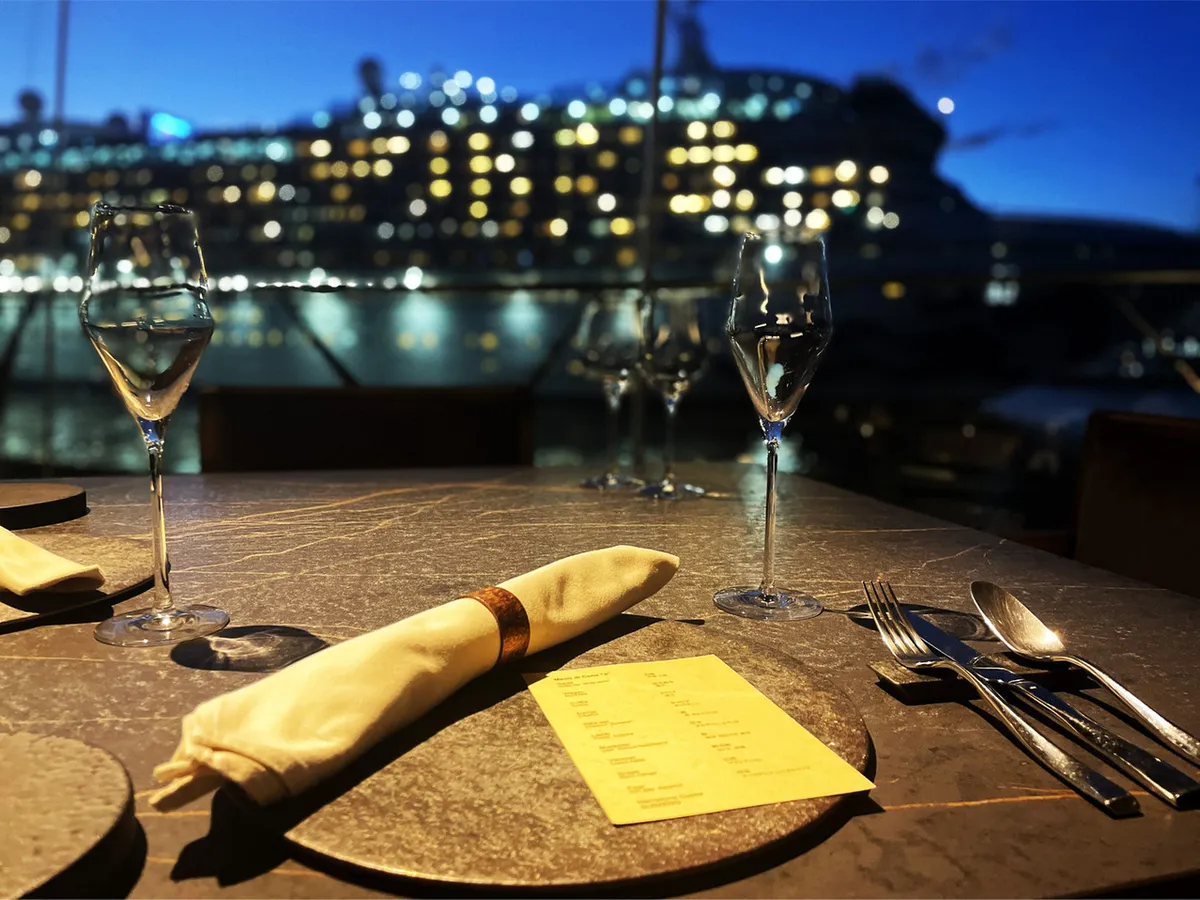 海に浮かぶ絶景空間で想いをかたちにする特別な夜 | 【海に浮かぶレストラン×プロポーズプラン】イノベーティブフレンチ全10品+乾杯ドリンク+メッセージ付きプレート★専属プランナーによる事前打ち合わせ&リハーサルで安心サポート★横浜・大さん橋で叶える永遠の誓い