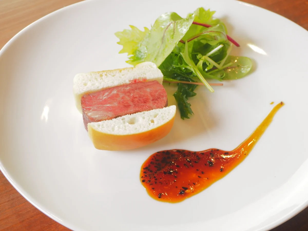 【Anny限定】アトベ式熟成肉を味わう★和牛ステーキサンドや名物の牛のタルタル含む、熟成肉堪能ディナー全8品＋メッセージ付きプレート 5