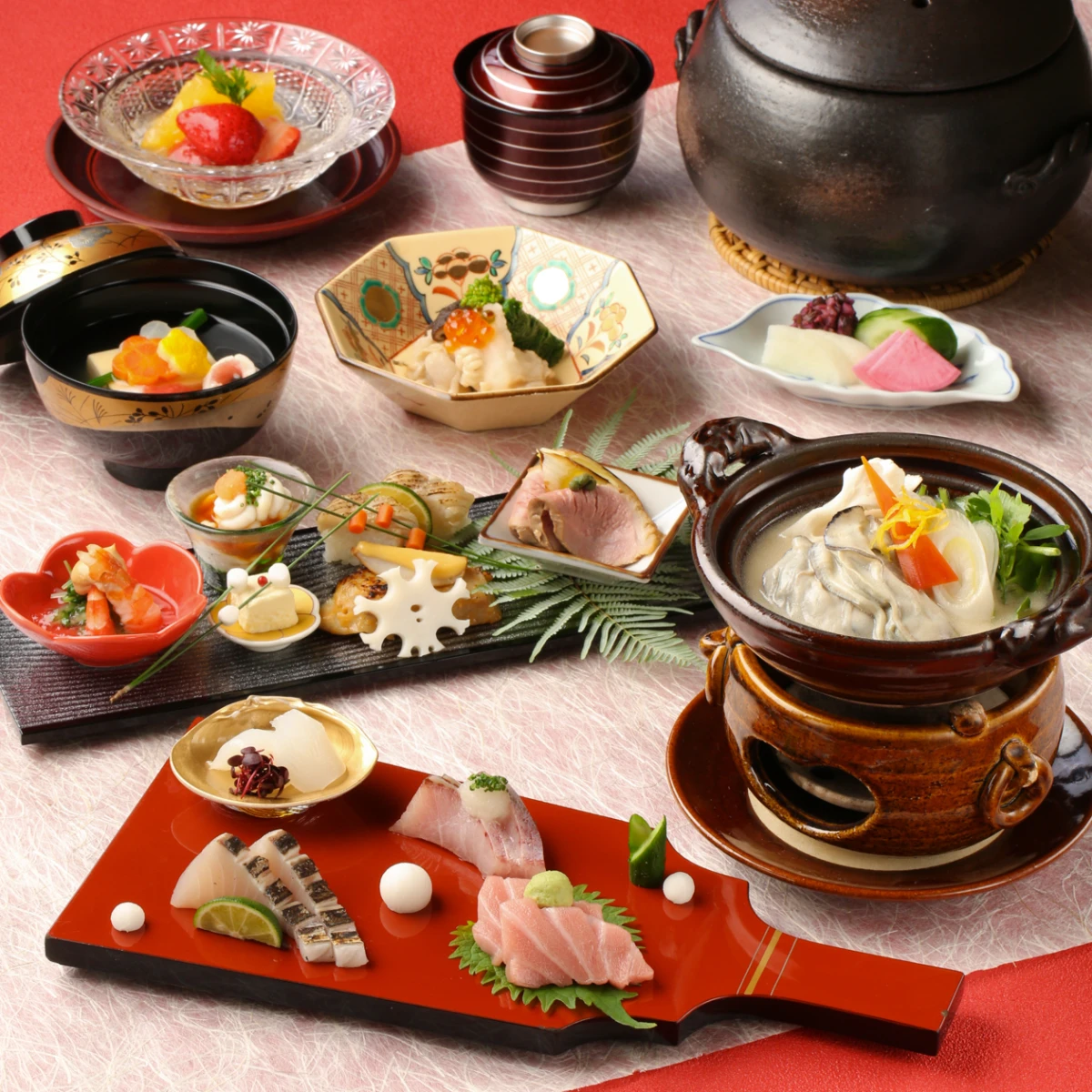 お祝い用の器で楽しむ、心華やぐ懐石料理 | 【個室確約 還暦・ご長寿プラン】有馬・老舗旅館の味を大阪北新地で堪能!華やかな懐石ランチコース+ちゃんちゃんこレンタル付き★ご家族だけのプライベート空間で盛大にお祝い