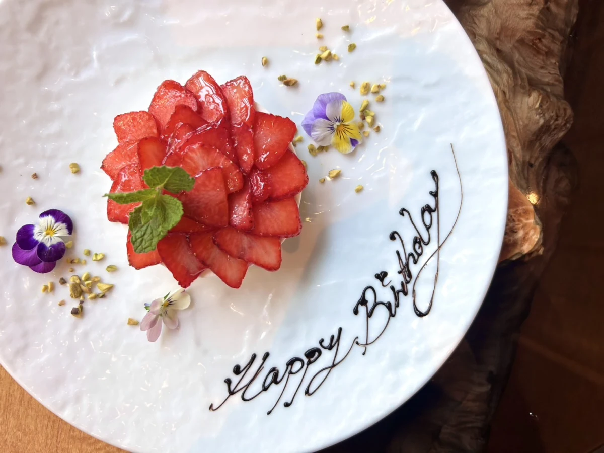 特別な夜を彩る華やかな演出★乾杯ドリンク&メッセージ付きパティシエ特製ホールケーキ | 【半個室確約コース有★記念日ディナー】心を満たす感動の食体験★New!【ANNIVERSARY】乾杯ドリンクとパティシエ特製ホールケーキ付き 全8品〜木の温もり溢れる上質空間・ザ ロイヤルパークキャンバス福岡中洲