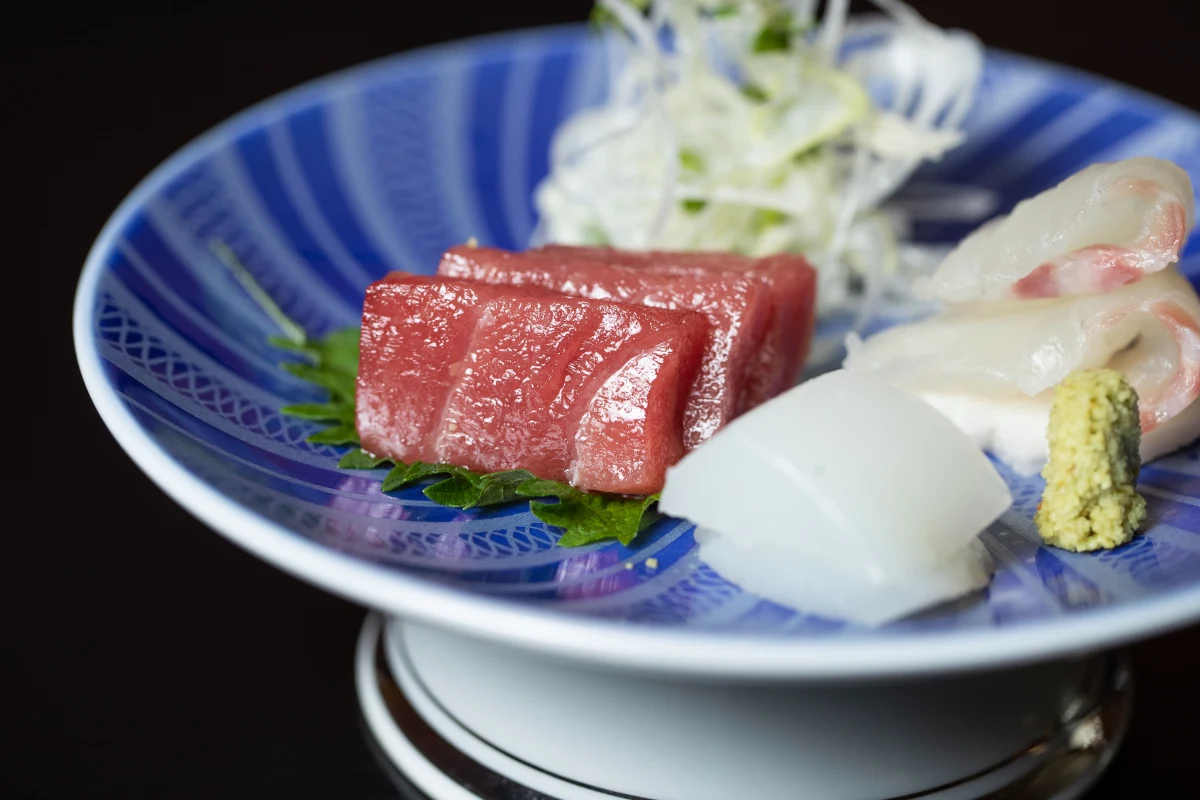 ハレの日を華やかに彩る美食体験〜素材の魅力を贅沢に堪能★匠の技光る逸品に舌鼓 | 【4〜8名様 / 個室または半個室確約★式場見学付き ご結納・ご両家お顔合わせランチプラン】旬の美食に舌鼓★心尽くしの会席料理〜フリードリンク付きコース有★さいたま新都心駅直結・THE MARK GRAND HOTEL