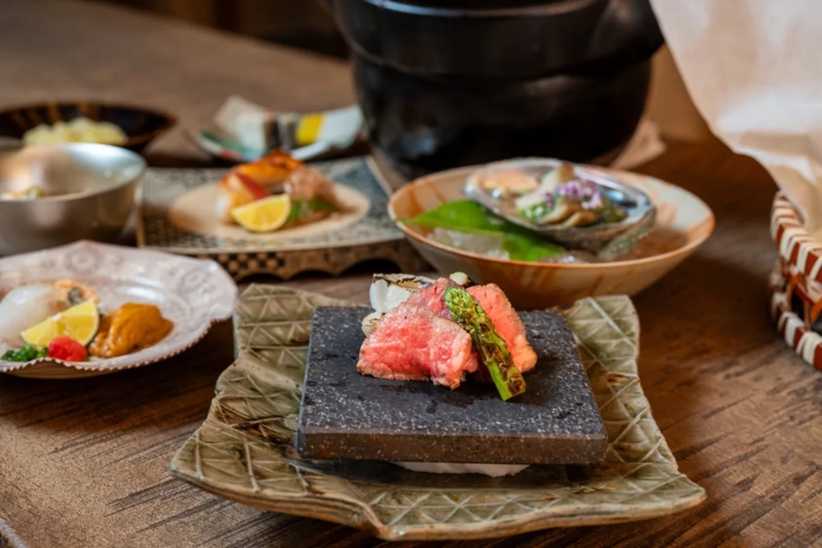 旬の美食に舌鼓〜ハレの日を彩る極上の懐石料理 | 【最大6名様 / 個室確約★ご結納・ご両家お顔合わせプラン】ご両家の絆を深める美食のひととき〜四季折々の美食を楽しむ懐石料理+乾杯ドリンク★和の趣溢れる上質なプライベート空間・赤坂駅徒歩5分