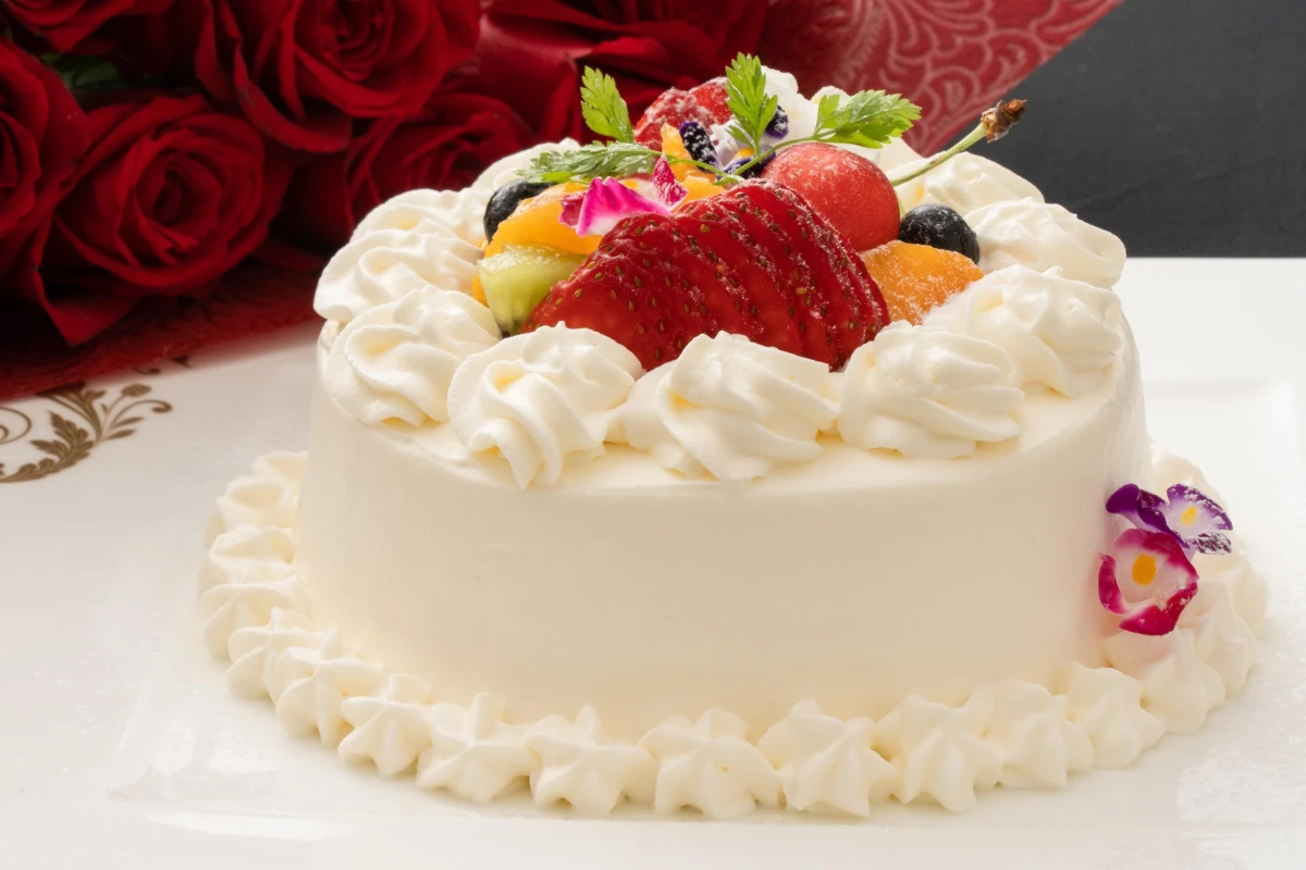 豪華懐石と自家製生ケーキがお祝いの席を華やかに彩る | 【個室確約 /4名～8名★還暦・長寿祝いプラン】自家製生ケーキ含む懐石料理全9品＆乾杯ドリンク付★青山通りに面した上品な日本料理店