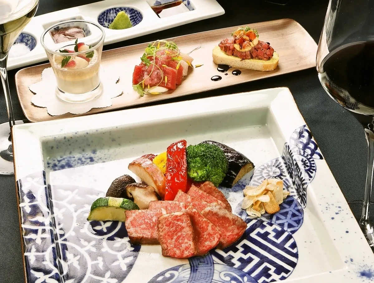 厳選食材で贅沢に彩られる「紬~tsumugi~」コース | 【窓際カップルシート確約★プロポーズ/アニバーサリーランチ】黒毛和牛リブロース、前菜盛り合わせ3種、デザートなど全5品〜紬コース〜★乾杯ドリンク+メッセージプレート付き★北新地の高層階レストランで絶景と共にお祝い★
