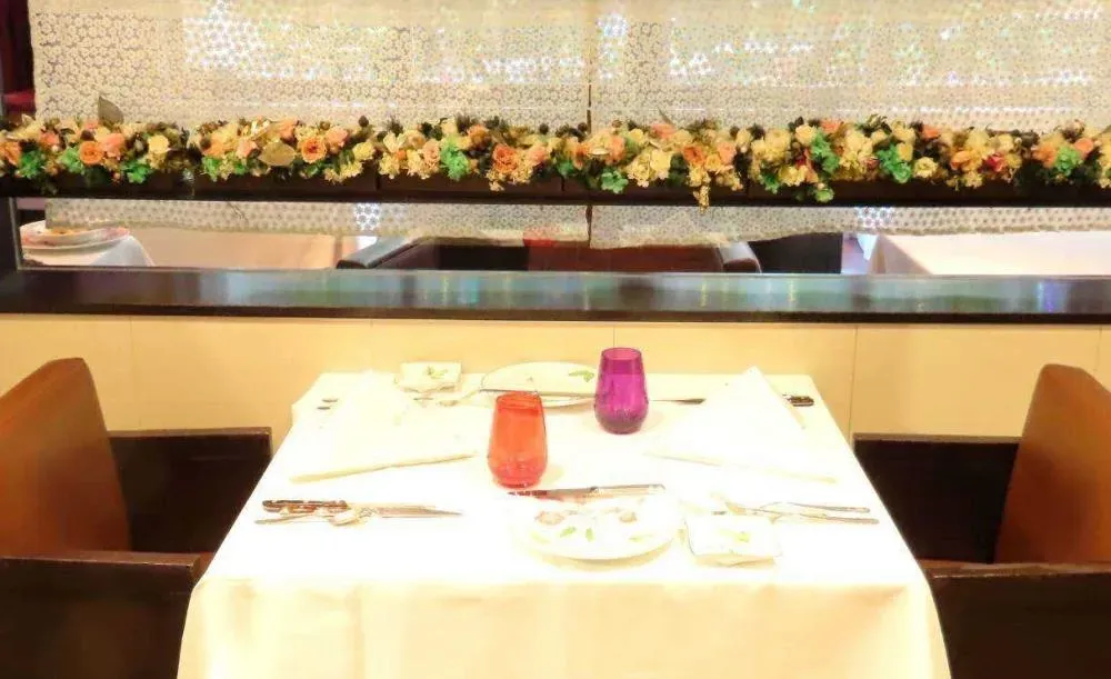 【誕生日ディナー〈Menu Plaisir〉】芸術作品のような本格フレンチで祝福★Wメインディナー全7品＋乾杯スパークリング＆デザートプレート★恵比寿の隠れ家フレンチで祝う特別な夜 座席