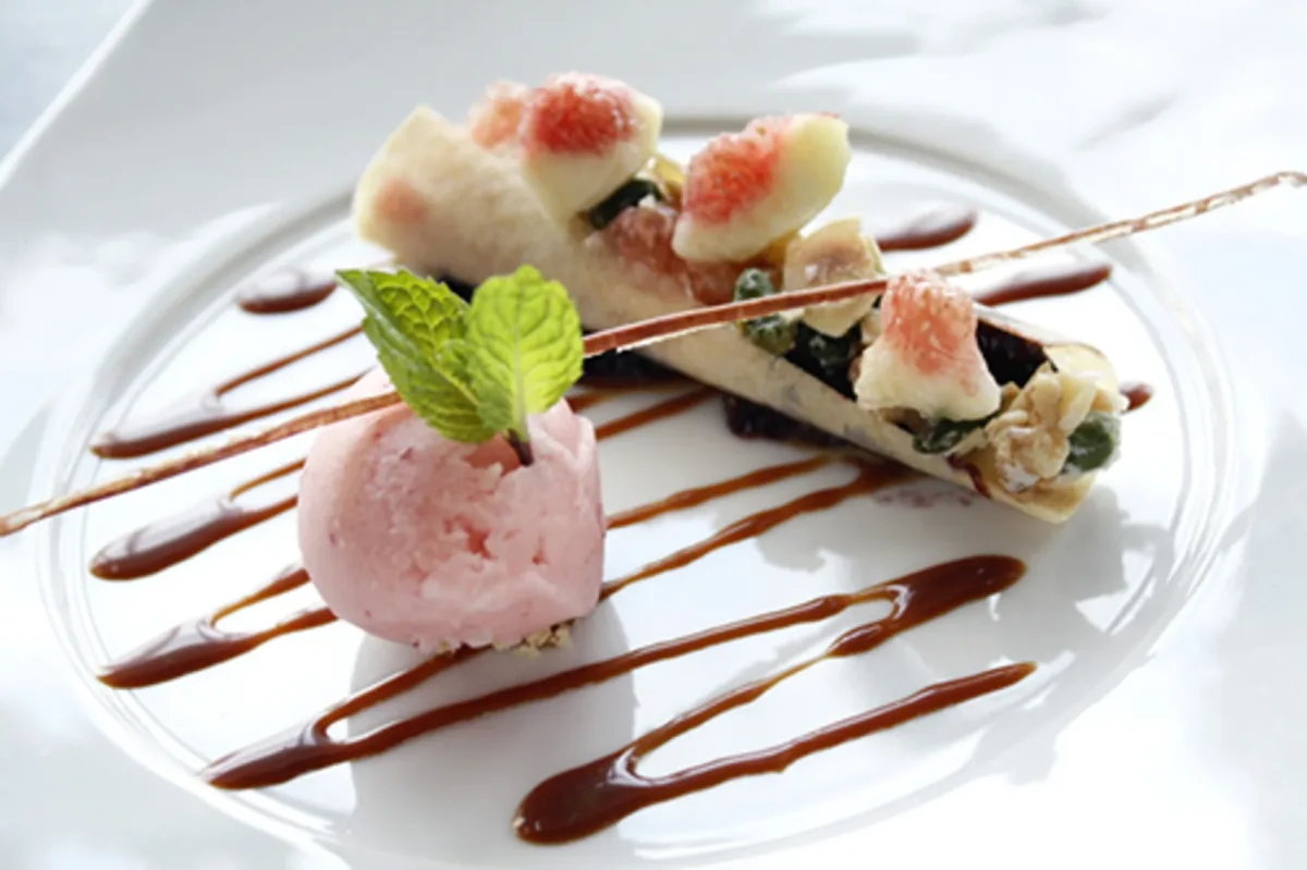 【半個室確約 接待・会食プラン】高級食材をふんだんに使用したフレンチフルコース＋乾杯グラスシャンパン+90分間フリードリンク付き★深紅でまとめられた華やかな空間★元町駅徒歩4分の好立地 5