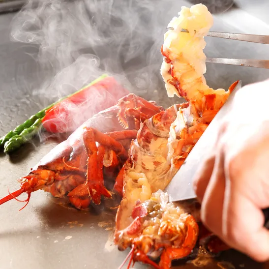 職人技光る逸品★シェフ厳選・贅沢食材を鉄板焼きで堪能 | 【個室確約★プロポーズ / アニバーサリーディナー】バラ12本の花束&フラワーBOXを添えたメッセージプレート付*オマール海老と和牛2種食べ比べ全7品の鉄板焼コース+ドリンク2杯★北新地駅徒歩2分・大阪駅前第3ビル33階