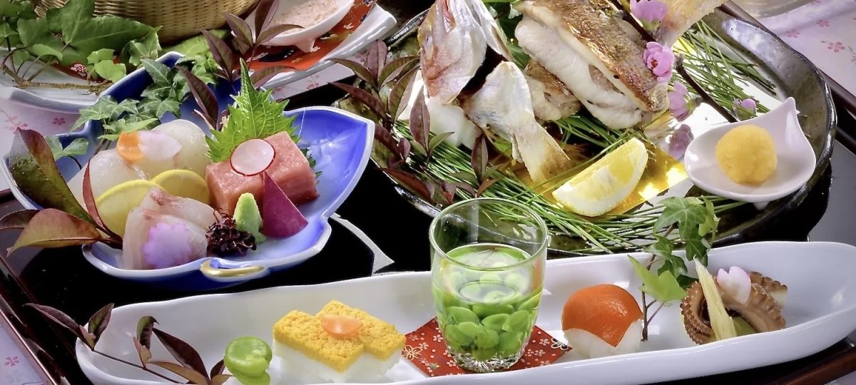 贅沢な美食のひととき★心踊る食体験の幕開けはスパークリングワインで華やかに | 【最大50名様 / 温もり溢れる個室確約★ご長寿お祝いディナープラン】人生の節目を華やかに祝う至福のひととき★鯛浜焼きや和牛プレート焼を含むお祝い懐石＋乾杯用スパークリングワイン〜鯛の姿造りや鯛の姿焼きの追加も可能★小倉エリアの大人の隠れ家