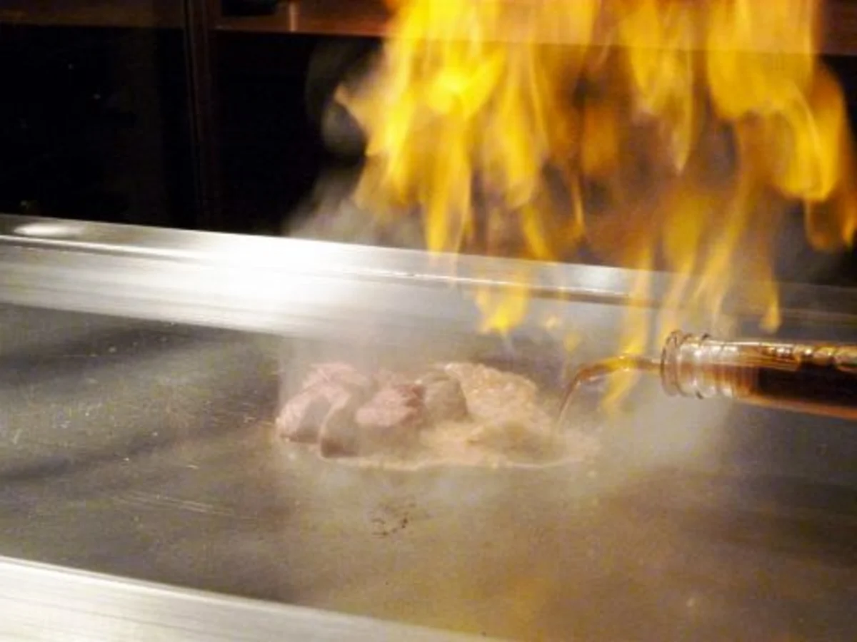 温かいおもてなしで特別なお祝いを | 【最大6名様】大阪・北新地で鉄板焼きのお祝い!お好み焼きや厳選黒毛和牛を味わえる豪華ディナーコース+1ドリンク★カウンター席で家族・友達・同僚と祝福!