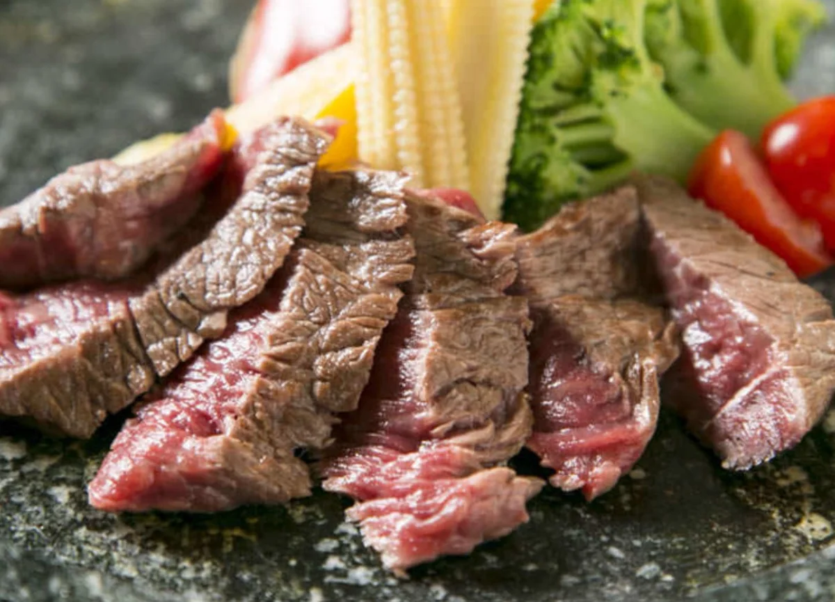 料理長渾身の肉料理が彩る肉割烹懐石 | 【個室確約×地上200mの絶景!/接待・会食】鳥羽コース/前菜、造り、国産牛の石焼き等肉割烹懐石全8品+2時間飲み放題★各線新宿駅から徒歩5分