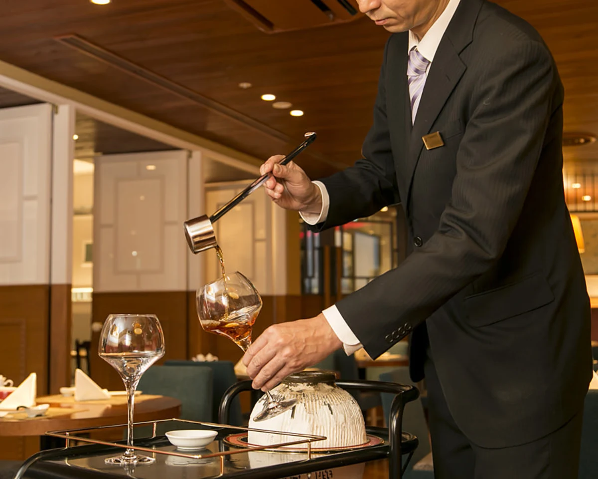 ホテルレストランならではのホスピタリティ溢れる接客 | 【最上級プロポーズプラン】豪華5品の中華フルコース＋ホールケーキ＆乾杯ドリンク付き