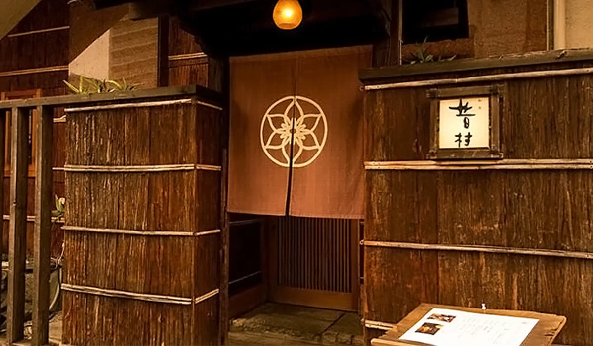 ごゆっくりと親睦を深めていただける上品かつ落ち着いた雰囲気の店内 | 【6〜8名/半個室確約×結納･顔合わせプラン】のどぐろや鮑、黒毛和牛など厳選食材を使った豪華ディナー全10品★三宮にある隠れ家割烹料理店でお二人の門出を祝福