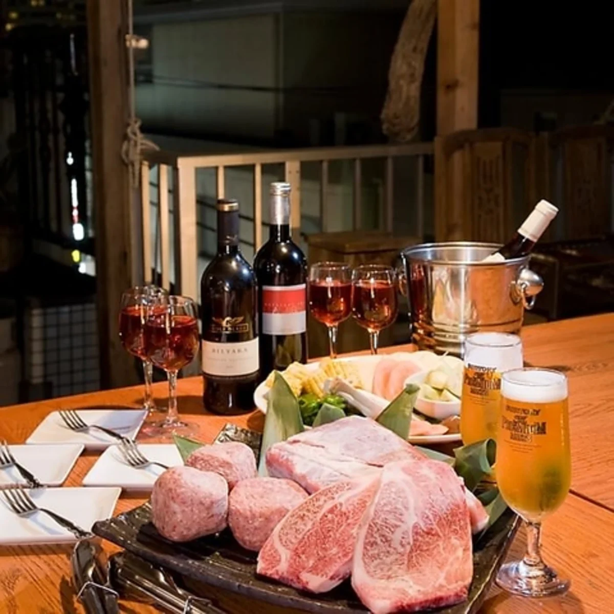 昼は明るく、夜は華やかに楽しむプライベートテラス | 【50名様まで貸切OK！六本木BBQプラン】お祝いに最適！手ぶらで楽しむグランピング風パーティー★飲み放題＆厳選焼肉コースで満喫するランチ＆ディナー