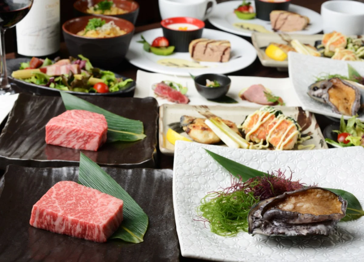 厳選された高級食材で彩る豪華ディナーコース | 【最大10名×お祝いプラン】最高級黒毛和牛×あわびを堪能する極上鉄板焼きディナー＆メッセージ付きプレートのご用意可★新宿の隠れ家で特別な時間を