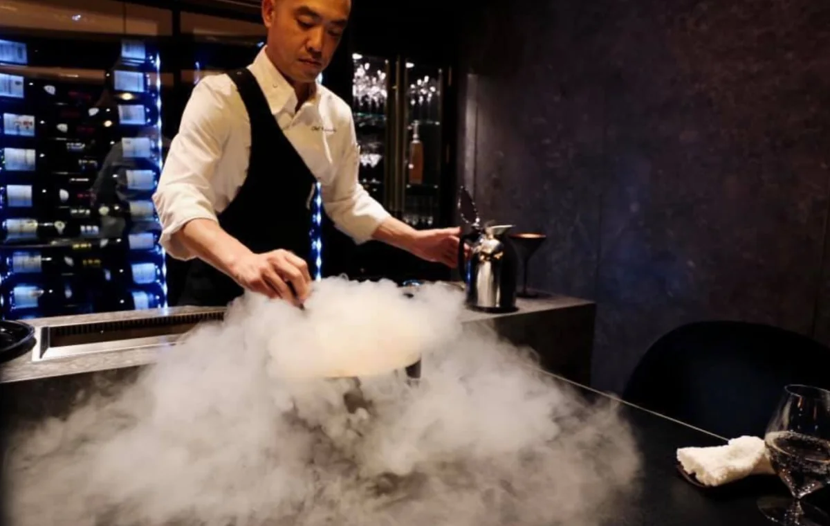専任の焼き手の技が光る、贅沢な焼肉ライブ体験 | 【アニバーサリープラン×期間限定・TENプレミアムコース】全席完全個室・タン、ハラミなど厳選部位や肉刺し、すき焼き等で和牛を堪能する極上焼肉ディナー★六本木駅から徒歩8分