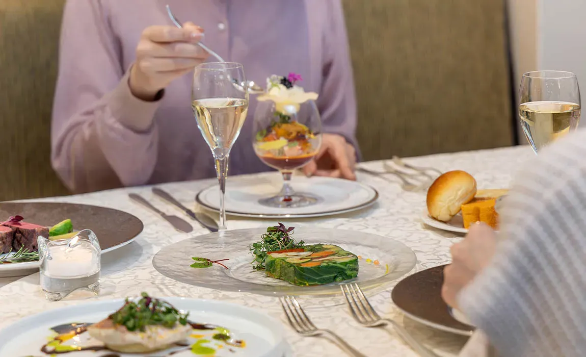 【〜8名様★ホテルオークラ東京ベイで大人数のお祝いランチ】魚料理、牛フィレ肉＆フォアグラを味わう贅沢な全6皿【お祝いランチプレミアム】＋メッセージ入りチョコプレート＆記念撮影の写真 3