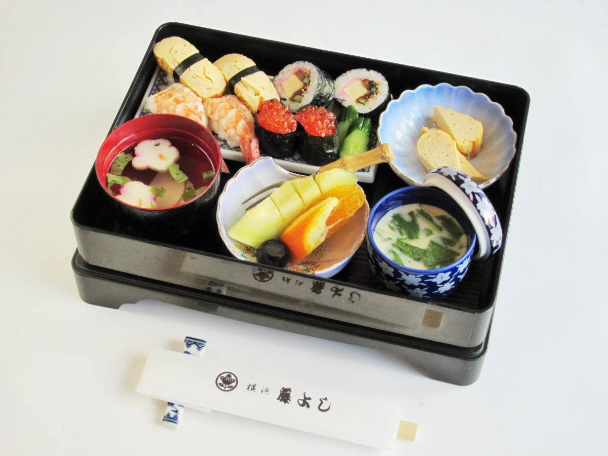 鯛姿焼やお造りを含む全11品の結納膳 5
