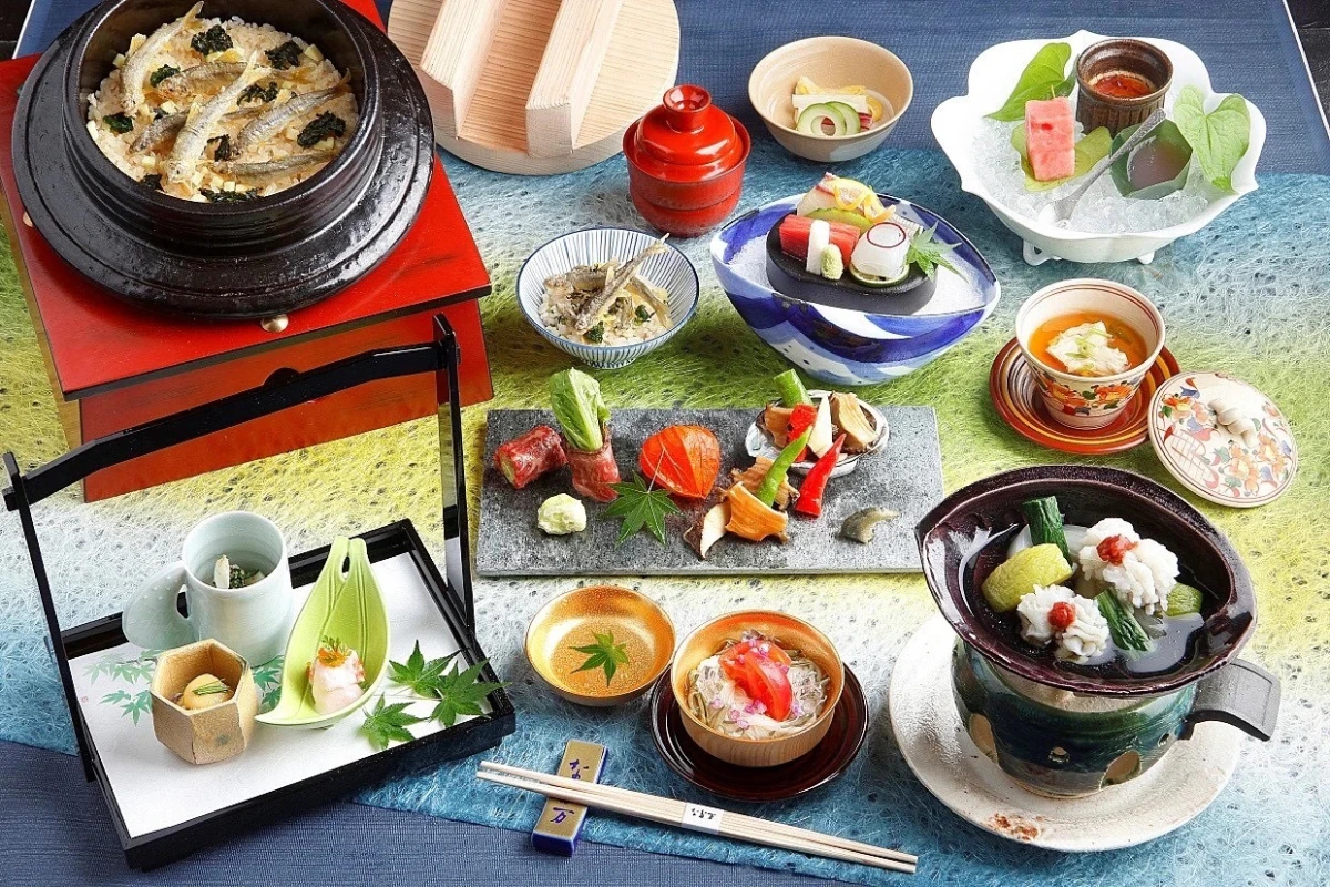 繊細な職人技に舌鼓〜季節の恵みを堪能する贅沢な美食体験 | 【4〜16名様 / 個室確約★大人数のお祝いランチプラン】賀寿祝いや七五三、ファーストバースデーにもおすすめ〜1830年創業・老舗料亭伝統の味に舌鼓★季節の恵みと匠の技が織りなす懐石料理+乾杯ドリンク〜日比谷駅徒歩3分