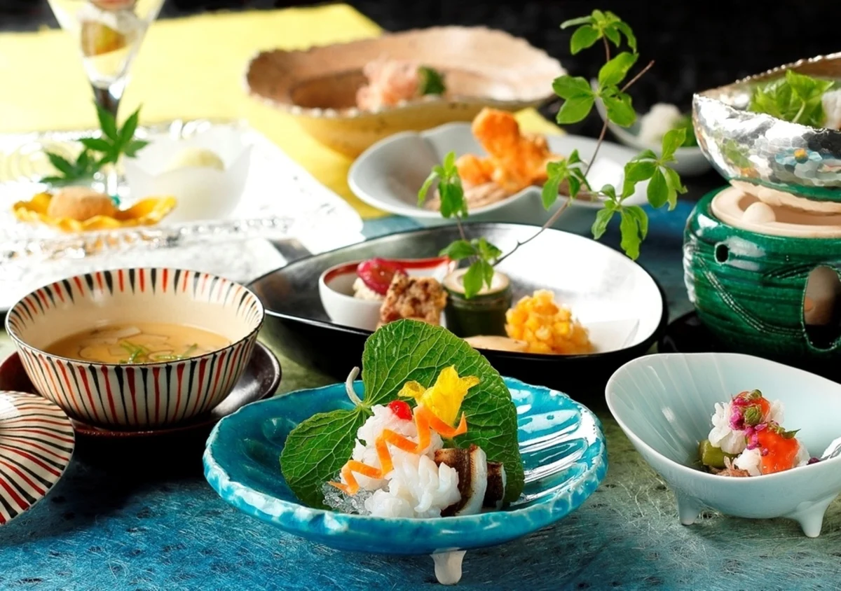 【4〜16名様 / 格調高い個室確約★ご結納・ご両家お顔合わせランチプラン】美食の饗宴〜1830年創業・老舗料亭伝統の味に舌鼓★季節の懐石料理+乾杯ドリンク〜鯛姿焼付お祝い懐石選択可能★日比谷駅徒歩3分の写真 4