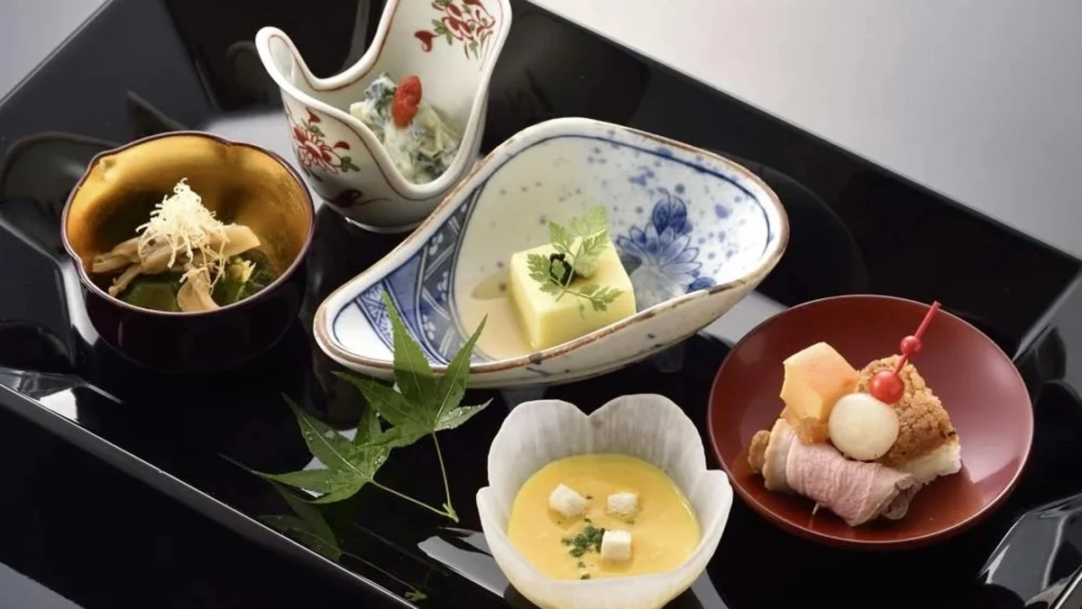 【特別な記念日に選びたい憧れの名店×アニバーサリーランチプラン】1830年創業・老舗料亭伝統の味に舌鼓★季節の恵みと匠の技が織りなす懐石料理+乾杯用スパークリングワイン〜日比谷駅徒歩3分の写真 5