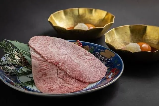 【個室確約×土日祝ランチ限定】人気の「富士巻き」や「御来光すき焼き」を楽しむ限定コース×メッセージプレート対応可★恵比寿駅徒歩5分の個室焼肉店で過ごす特別なお祝いの写真 3