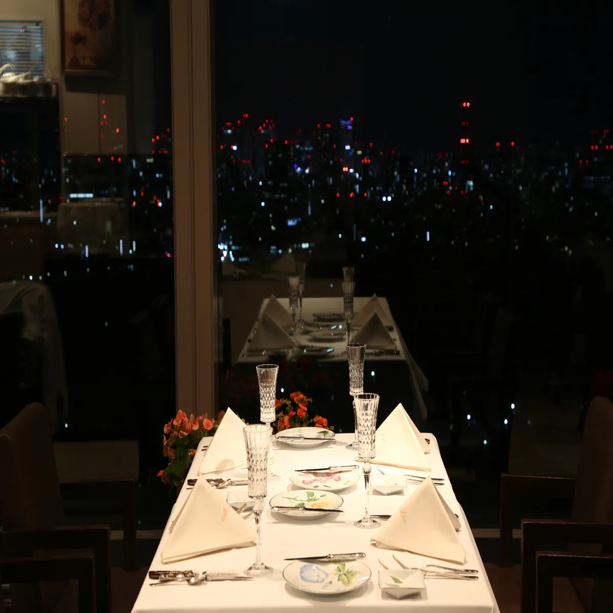 丸ビル最上階から望む東京夜景が記念日を華やかに演出 | 【東京夜景×アニバーサリーディナー】丸ビル最上階で味わうWメイン"微笑みのフレンチ"全7品〈誕生日ディナー Menu Plaisir〉+乾杯スパークリング+デザートにメッセージ入れ
