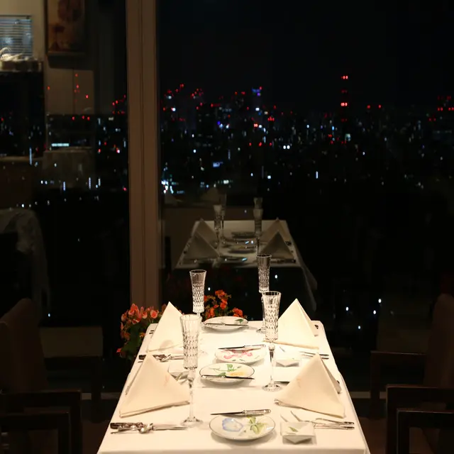 丸ビル最上階から望む東京夜景が記念日を華やかに演出