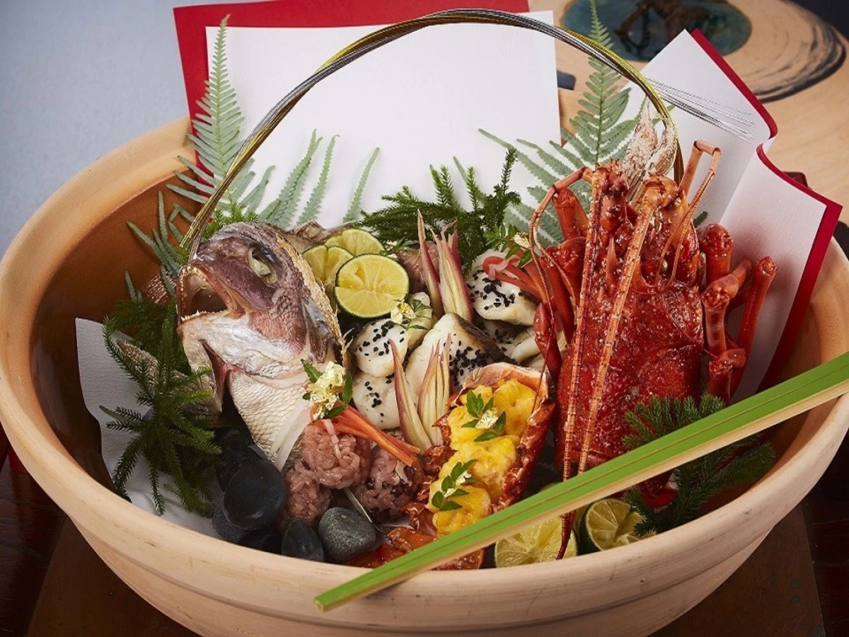 心尽くしの逸品に舌鼓★特別なひとときを華やかに彩る贅沢なお祝い会席 | 【Anny限定★式場見学付×最大22名様・個室確約★ご結納・ご両家お顔合わせプラン】心華やぐ食体験★お祝い会席+卓上装花〜経験豊富なプランナーによる式場案内可能★大阪駅徒歩3分 / ホテルモントレ大阪