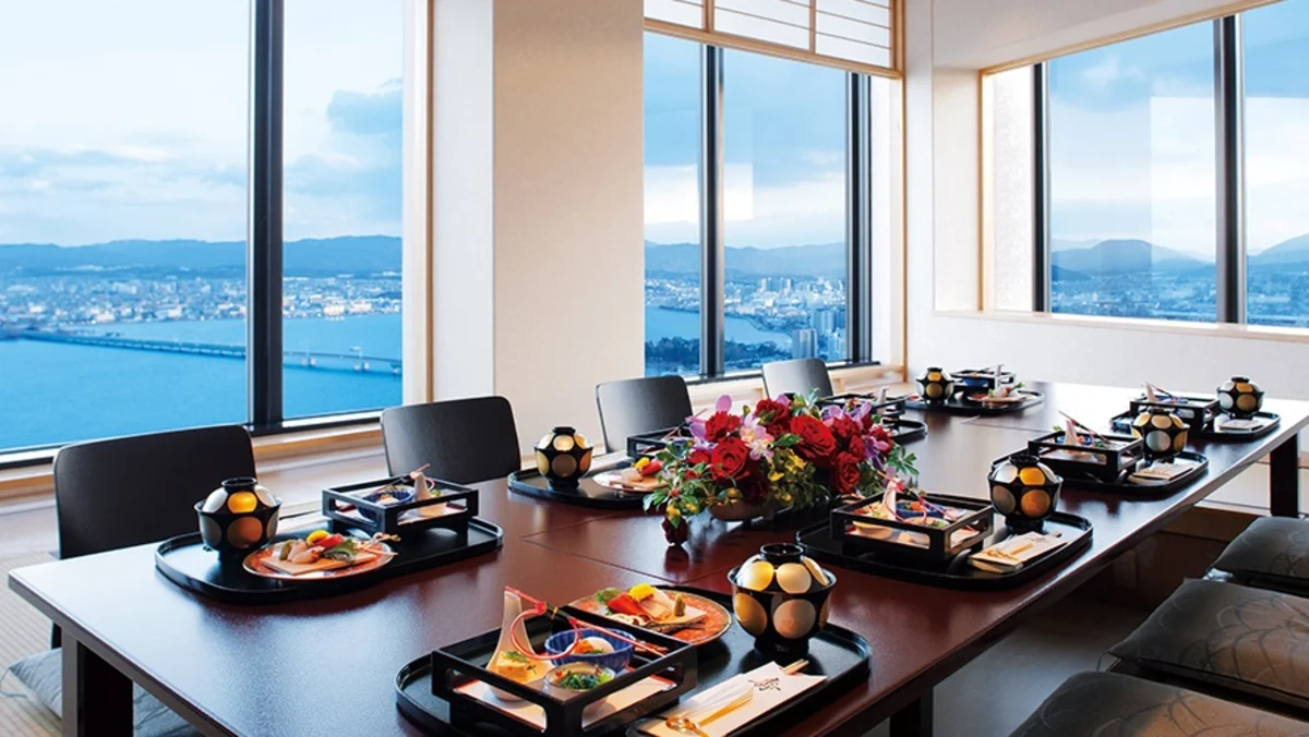 【4〜5名様 / 絶景*琵琶湖を望む個室確約★お食い初めランチプラン】お食い初め膳付*繊細な職人技と季節の恵みが織りなすお祝い会席+乾杯ドリンク〜地上36階の上質空間★びわ湖大津プリンスホテルの写真 4