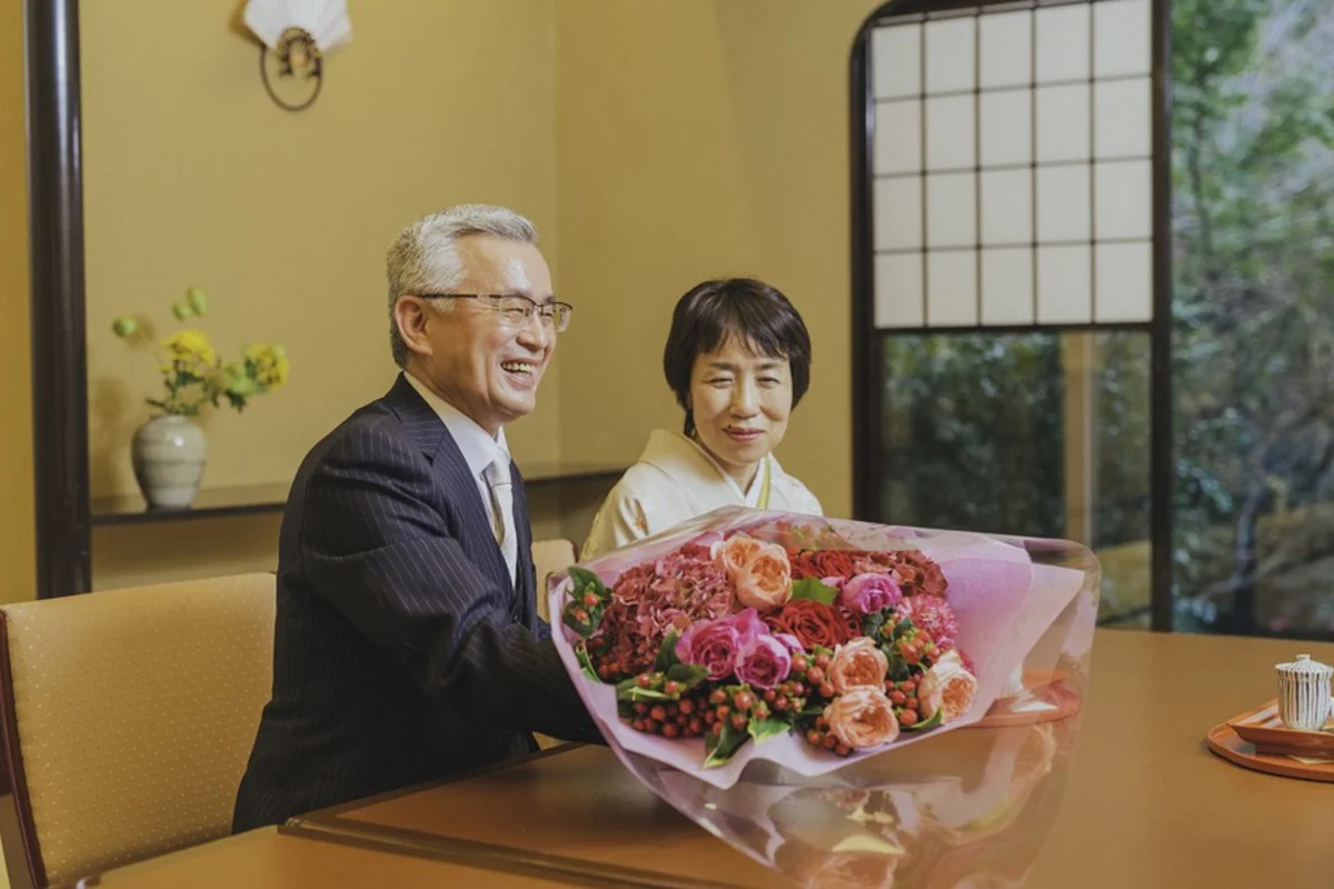 いつまでも思い出に残る笑顔あふれる家族写真を… | 【個室確約】還暦お祝い★鯛の姿造り含む会席料理全9品★記念撮影★赤いちゃんちゃんこまたは乾杯用ドリンク付き