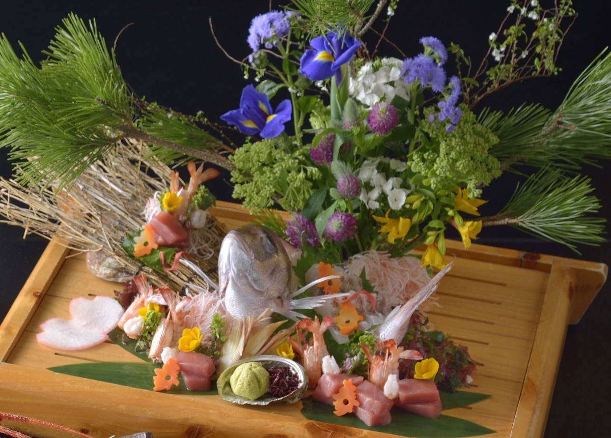 厳選された食材を使用した華やかな還暦お祝い特別御膳 | 【個室確約】還暦お祝い★鯛の姿造り含む会席料理全9品★記念撮影★赤いちゃんちゃんこまたは乾杯用ドリンク付き